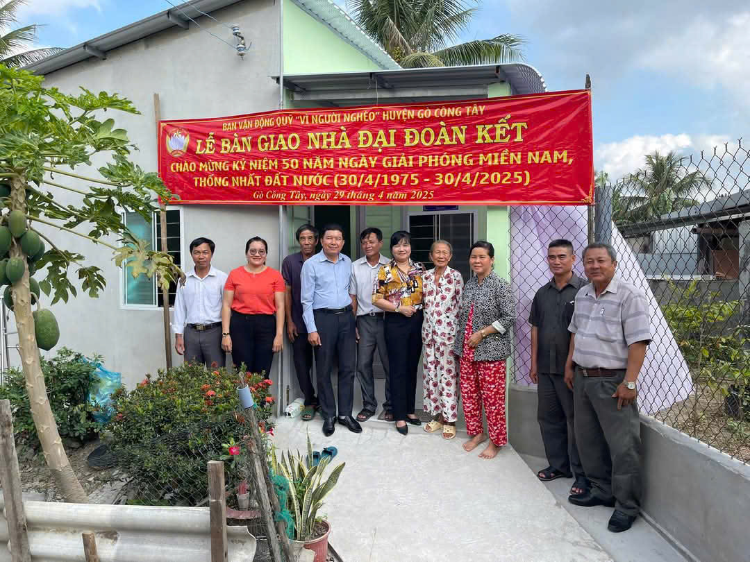 Lễ bàn giao nhà đại đoàn kết cho hộ nghèo, hộ cận nghèo, hộ khó khăn về nhà ở