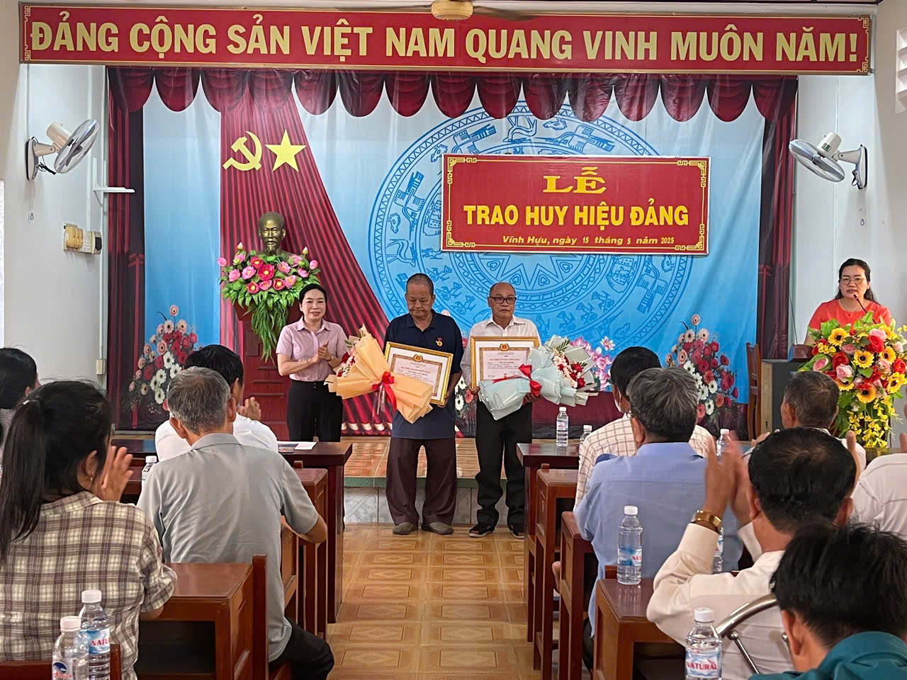 Đảng bộ xã Vĩnh Hựu tổ chức lễ trao tặng Huy hiệu Đảng, chào mừng kỷ niệm 135 năm ngày sinh Chủ tịch Hồ Chí Minh (19/5/1890-19/5/2025)